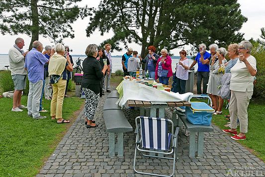 Wassernixen grillen am Grünstrand