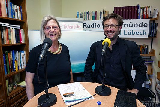Auch bei »Radio Travemünde« hat sich Friedemann Becker schon mit einem Live-Interview vorgestellt, sprach mit Maria Bommert im Travemünder Außenstudio. Foto: <b>KARL ERHARD VÖGELE</b>