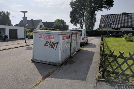 Gleich hinter der Ausfahrt und nicht weit zum Teutendorfer Weg wurden die Container direkt auf die Straße gestellt. Anwohner fanden das nicht so gut. Fotos: <b>TA</b>