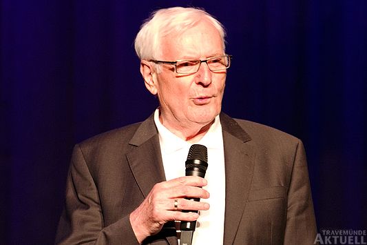 Kulturbühnen-Chef Wolfgang Hovestädt kündigte den Auftritt von Uli Masuth an. Foto: <b>KARL ERHARD VÖGELE</b>
