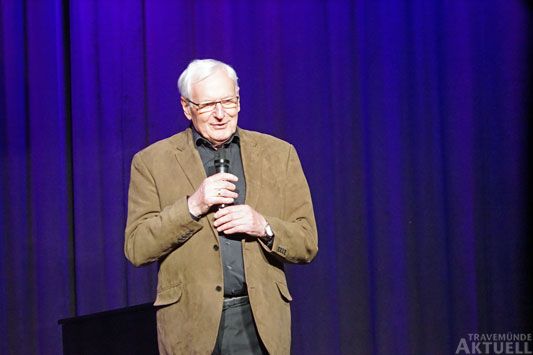 Wird er nächste Woche offiziell verraten, wohin für die Kulturbühne die Reise geht? Am Samstag beließ es Thaterchef Wolfgang Hovestädt bei der Ankündigung des Künstlers. Fotos: <b>TA</b>