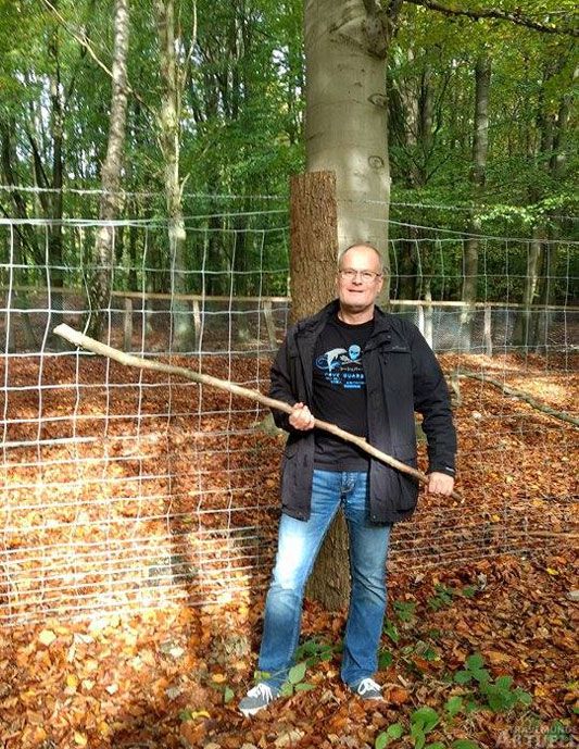 Eigentlich wollte er nur walken, doch dann wurde Travemünde-Stammgast Matthias Mengel zum Beschützer eines weißen Rehs. Foto: <b>PT</b>