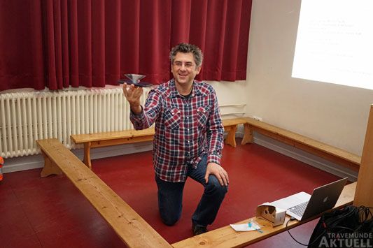 Der Travemünder Erfinder Sven Schreiber zeigte Grundschülern der Stadtschule, wie man mit Handy und Spezialfolie holografische Figuren erzeugen kann. Fotos: <b>TA</b>