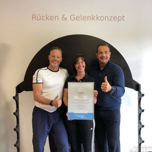 Markus Rauluk (rechts) überreichte Wolfgang Marwitz (links) und Tanja Knut die Urkunde als Medical Active Kooperationspartner. Foto: <b>MEDICAL ACTIVE</b>