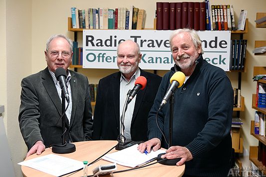 Rolf Fechner (rechts) von »Radio Travemünde« sprach mit Jürgen Schlichting (links) und Wolfgang Pistol vom »Nautischen Verein«. Foto: <b>KARL ERHARD VÖGELE</b>