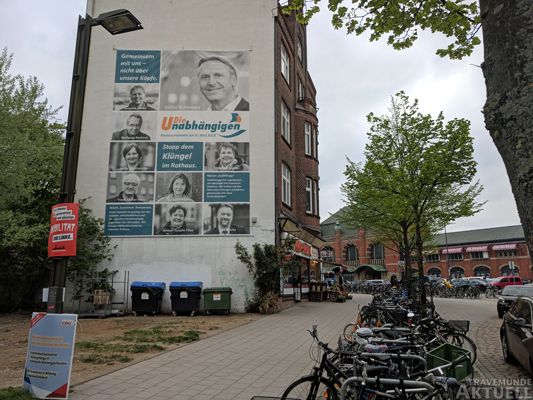Gegen das Riesen-Plakat in Bahnhofsnähe wirkt die Werbung der anderen Parteien winzig klein. Foto: <b>TA</b>