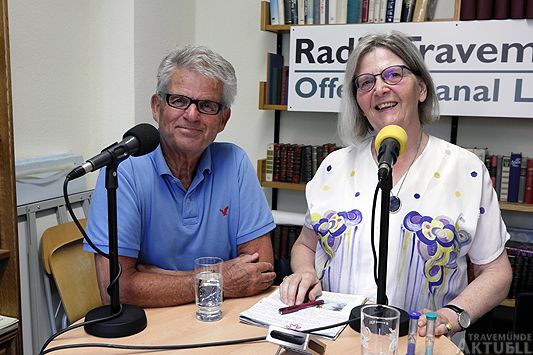 Bei »Radio Travemünde« beantwortete Dirk Hourticolon am Dienstag die Fragen von Maria Bommert. Foto: <b>KARL ERHARD VÖGELE</b>