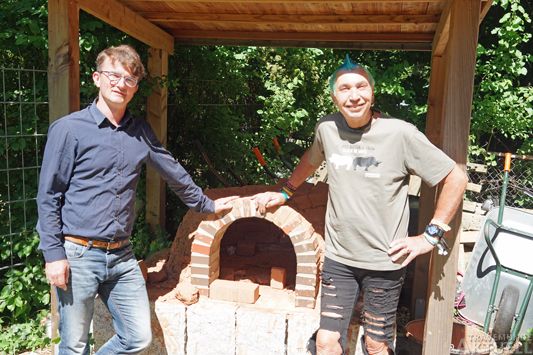 Die Schulleiter Michael Cordes (Stadtschule Travemünde, links) und Matthias Isecke-Vogelsang (Gotthard-Kühl Schule, rechts) informierten über die Auszeichnung. Foto: <b>TA</b>
