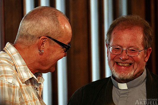 Professor Thomas Vogel (r), der Seelsorger der Timmendorfer Gemeinde, begrüßte den künstlerischen Leiter der JazzBaltica Nils Landgren.