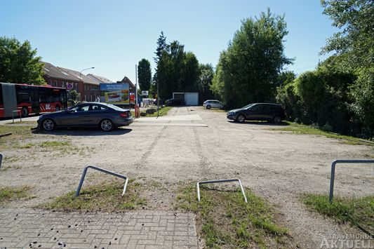 Das Fahrzeug knickte zwei Metallbügel um und fuhr ungebremst gegen die Garagen am Ende des Parkplatzes. Fotos: <b>TA</b>