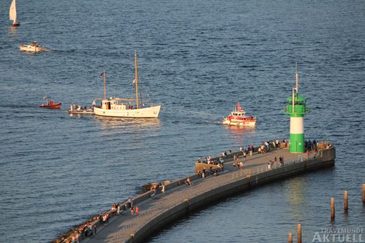 Kutter in Not: Da hatten die Passanten auf der Nordermole am Dienstag was zu gucken. Fotos: <b>WM</b>