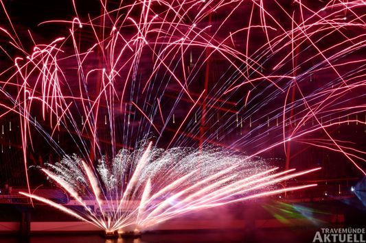 Die Pyroshow wird auf einer Plattform direkt vor dem historischen Windjammer gezündet. Foto: <b>KARL ERHARD VÖGELE</b>