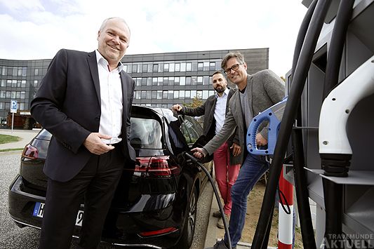 Tom Patrik Österreich (LHG), Marc Kudling (Allego) und Peter Blunck (einer der ersten Kunden) stellten die neue Schnelladesäule für Elektroautos vor. Fotos: <b>KARL ERHARD VÖGELE</b>