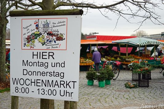 Das alte Schild wies die Marktzeiten den realen Verkaufszeiten entsprechend aus. Es wurde vermutlich aus dem Bereich der Marktleute gefertigt. Foto: <b>ARCHIV TA</b>