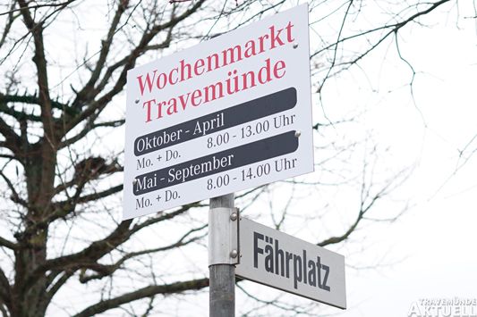 Auf dem neuen Schild stehen die Wochenmarkt-Zeiten, wie sie vor gut sechs Jahren einmal waren. Dadurch wird das Ganze auch noch reichlich unübersichtlich. Allerdings hat sich die Verwaltung korrekt an die Marktsatzung gehalten. Foto: <b>TA</b>