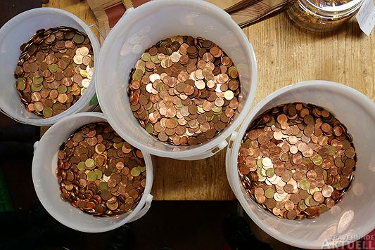 Mit kleinen Talern zu großen Summen: Das ganze Jahr über spenden die Haferkorn-Kunden Kleingeld. Fotos: <b>KARL ERHARD VÖGELE</b>