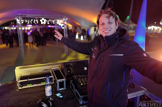 Eintstimmung auf den großen Abend: DJ Patrick Gehl beim »Silvester-Warm-Up« am Sonntagabend. Fotos: <b>KARL ERHARD VÖGELE</b>