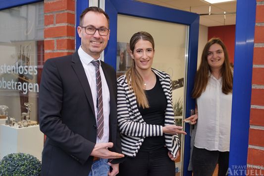 Hereinspaziert: Christoph Schmelzer, Verena Schneider und Juliana Harnack freuen sich auf viele Besucher beim »Tag der offenen Tür«. Foto: <b>TA</b>