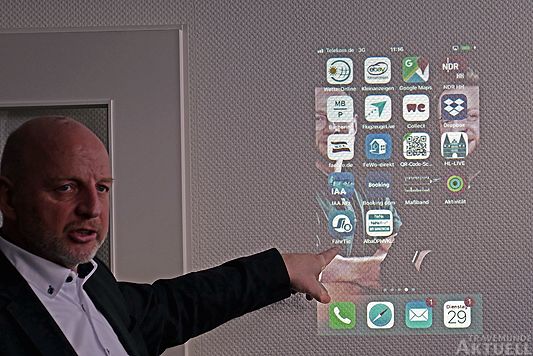 Bernd Raasch, Betriebsleiter des Stadtverkehrs, erläuterte am Dienstag die neue App. Fotos: <b>KARL ERHARD VÖGELE</b>