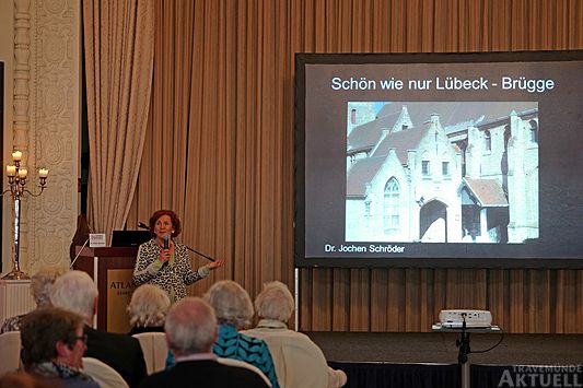 Die 1. Vorsitzende des Vereins für Kunst und Kultur Travemünde e.V. Frau Marion Lemke-Stark begrüßt im großen Festsaal des ATLANTIC Grand Hotel Travemünde die Zuhörer. Ihr Dank galt auch Frau Silke Scheunemann-Eichner für die Idee dieser Vortragsreihe und deren Organisation sowie zugleich der Leitung des Hotels für die zur Verfügung Stellung des historischen Saales.