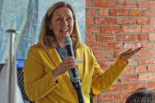 Julia Scheibe-Rüdebusch begrüßte die Gäste im sehr gut besuchten ehemaligen Rettungsschuppen. Fotos: <b>TA</b>