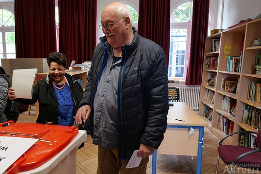 Die Schröders bei der Stimmabgabe. Bei gut 40 Optionen sind die Wahlzettel schon eher kleine Papierstapel. Foto: <b>KARL ERHARD VÖGELE</b>