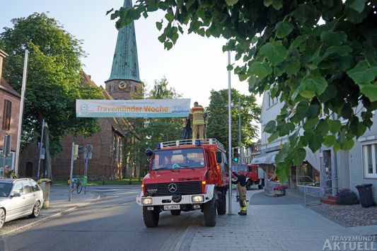 Die FF Travemünde hat am Mittwochabend ein Willkommens-Banner in der Kurgartenstraße angebracht. Foto: <b>TA</b>