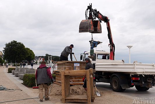 Am Donnerstag wurde der Sandblock aufgeschichtet, ab Freitag wird daraus ein Kunstwerk. Fotos: <b>KARL ERHARD VÖGELE</b>