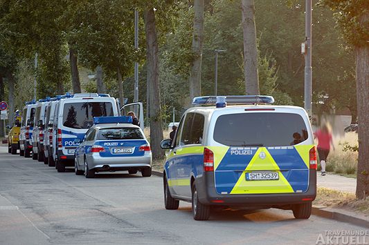 Einsatzwagen während der »Travemünder Woche« in der Straße »Am Leuchtenfeld«. Foto: <b>KARL ERHARD VÖGELE</b>