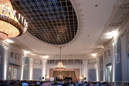 Der mit 400 Zuhörern besetzte Ballsaal des ATLANTIC Grand Hotel Travemünde. Fotos: <b>KARL ERHARD VÖGELE</b>