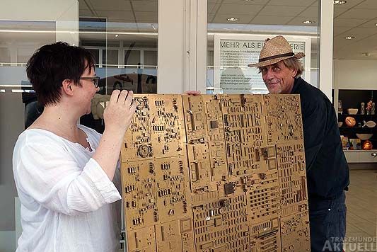 Erster Blick in die neue Ausstellung: Thomas Radbruch und Ninette Mathiessen beim Hängen der Bilder. Fotos: <b>KARL ERHARD VÖGELE</b>