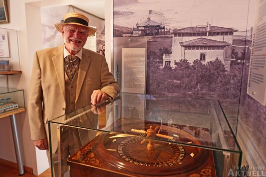 Roulette gibt es heute nur noch im Seebadmuseum. Wolf-Rüdiger Ohlhoff, hier ganz im Stil der 1920er Jahre gekleidet, lässt in seinem Vortrag die Travemünder Casino-Geschichte wieder aufleben. Foto: <b>KARL ERHARD VÖGELE</b>