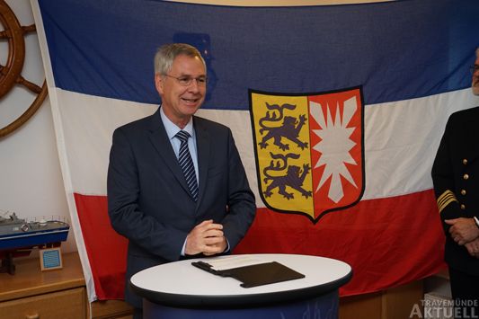 Innenstaatssekretär Torsten Geerdts sprach neben mehreren weiteren geladenen Gästen zum Festakt in Travemünde. Fotos: <b>TA</b>