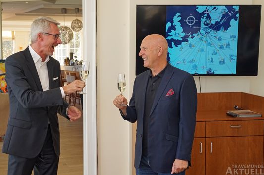 Hoteldirektor Kay Plesse (links) und Musiker Michael Duwe stießen mit dem Publikum auf die zweite Premiere des Films an. Fotos: <b>TA</b>
