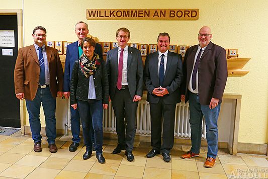 Der Ministerpräsident des Landes Schleswig-Holstein Daniel Günther mit der Leitungsrunde der Schleswig-Holsteinischen Seemannsschule Priwall/Travemünde. <b>Fotos Karl Erhard Vögele</b>