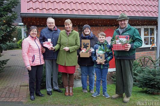 Übergabe der Spenden und Gewinne auf Hof Thorn: Jutta und Peter Faasch von der Travemünder Tafel, Birthe Thorn, die Gewinner Vivien Busch und David Albers (10) aus Lübeck sowie Klaus-Günter Thorn. Foto: <b>TA</b>