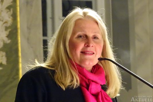 Kultursenatorin Kathrin Weiher überreichte den Preis an die Travemünder Grundschüler. Foto: <b>HARALD DENKMANN</b>