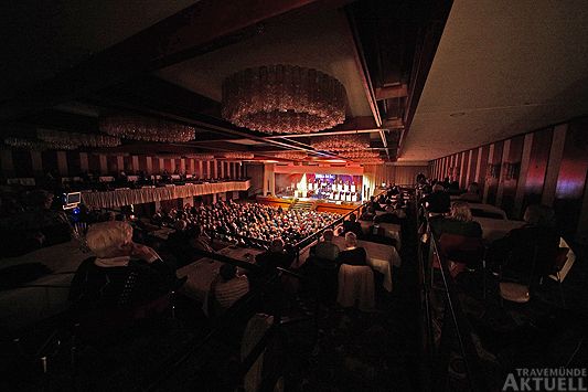 Über 800 Fans besuchten das Jubiläumskonzert 40 Jahre Westfalia Big Band im Maritim Strandhotel Travemünde. <b>Fotos Karl Erhard Vögele</b>