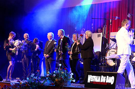 Blumen für 40 Jahre Mitgliedschaft in der Westfalia Big Band und der große Blumenstrauß für Joachim Voss (4.v.l.), jahrelanger Mitbetreuer- und Manager der Band.