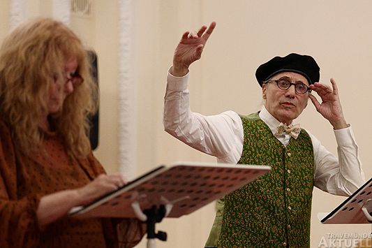 Heide Reinold und Achim Brock brachten den Gästen den anspruchsvollen Text gekonnt näher. Fotos: <b>KARL ERHARD VÖGELE</b>