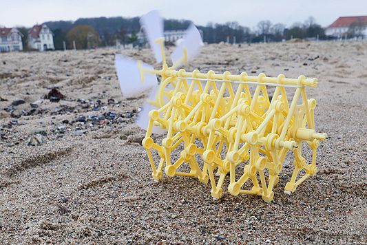 »Mini Strandbeest« am Travemünder Kurstrand. Die Originale können mehrere Meter hoch sein und wären sicher eine Attraktion in der Vor- oder Nachsaison. Foto: <b>KARL ERHARD VÖGELE</b>