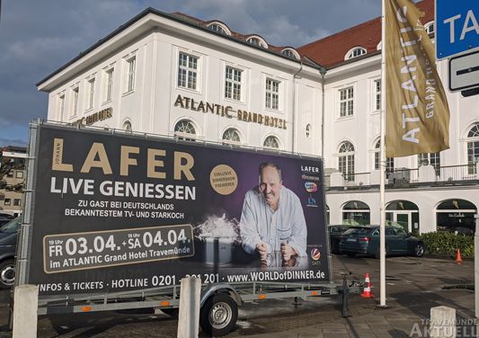 Eine großflächige Werbetafel vor dem Atlantic weist auf die bevorstehende Veranstaltung hin. Foto: <b>TA</b>
