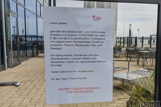 Aushang am a-ja Travemünde: Zugang gibt es hier nur noch für Hotelgäste mit registrierten Kontaktdaten. Fotos: <b>TA</b>