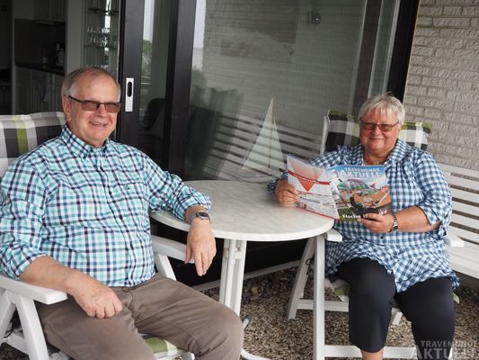 Lesen, gucken, frühstücken: Die Stammgäste Gabriele und Wolfgang Konrad aus Marl genießen ihren Urlaub auf dem Balkon ihrer Ferienwohnung in der Kaiserallee. Foto: <b>TA</b>
