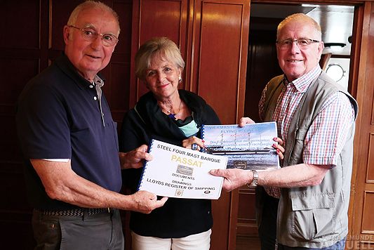 Peter Behr (l) übergibt an Gisela Renz (m) und Hartmut Haase (r) Unterlagen für das Archiv der Viermastbark der PASSAT. <b>Fotos Karl Erhard Vögele</b>