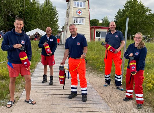Freuen sich über die neuen Rettungsmittel: Wasserwachtler des DRK Lübeck und ehrenamtlichen Kollegen aus den Kreisverbänden Witten und Haßberge. Foto: <b>DRK</b>