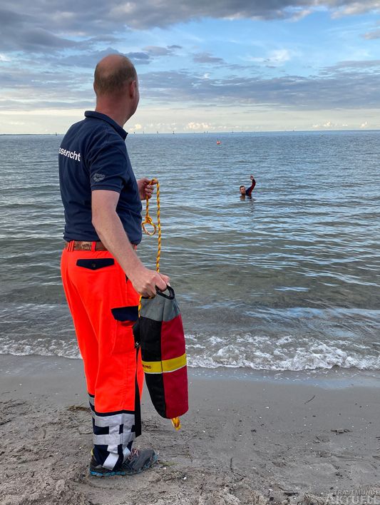 Thomas Brede, technischer Leiter der DRK-Wasserwacht zeigt, wie ein Wurfsack zur Wasserrettung eingesetzt. Foto: <b>DRK</b>
