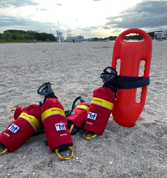 Durch die Stiftung für Lebensrettung konnten fünf neue Rettungswurfsäcke angeschafft werden. Foto: <b>DRK</b>