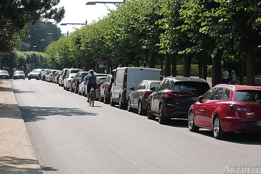 In der Kaiserallee wurden am Sonntag Knöllchen verteilt. Viel Arbeit angesichts der zahllosen Falschparker. Foto: <b>KARL ERHARD VÖGELE</b>