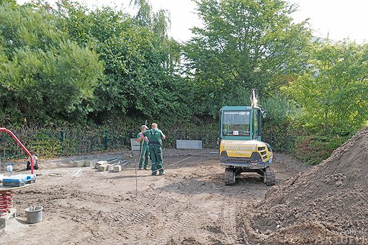 Der Spielplatz am Kakenbarch wird gerade mit modernem Klettergerät ausgerüstet. Fotos: <b>KARL ERHARD VÖGELE</b>
